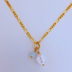 Una halsk�de med ferskvandsperle